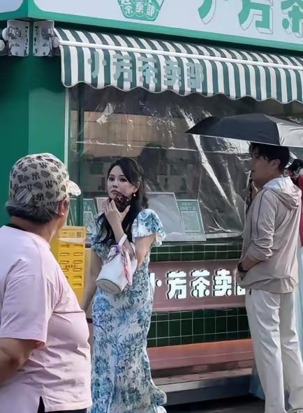 朋友在街头偶然遇见了伊能静，她实际上很显年轻。和同龄人在这个年纪的状态相比，她已
