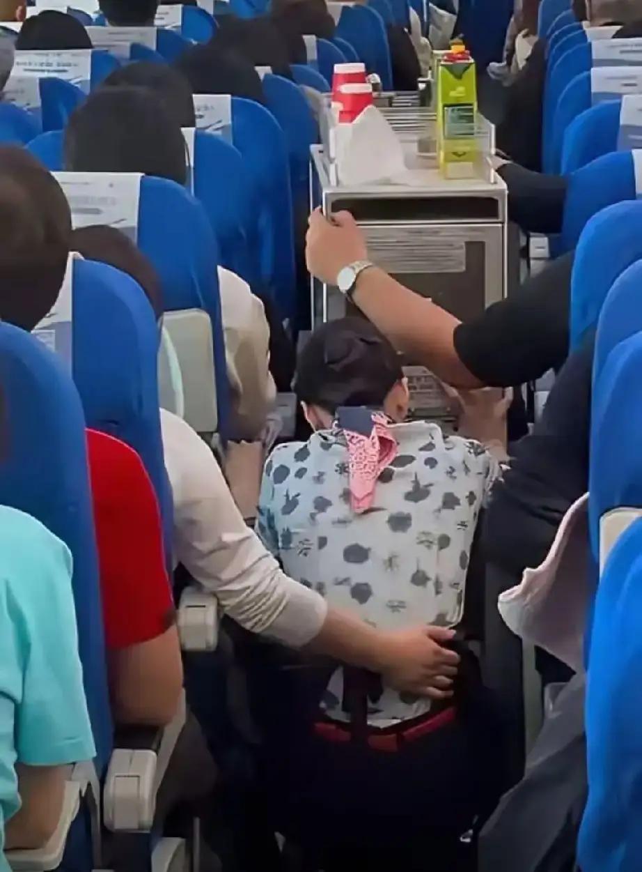 东航空姐下跪这事，明眼人都看得出来。让空姐下跪道歉的这人，明摆了不是头一次碰瓷敲