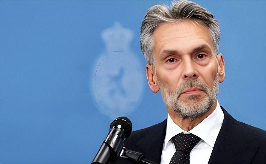 这次荷兰可真是玩砸了！本想跟着美国大哥卡中国的脖子，用断供芯片当筹码。结果呢？人