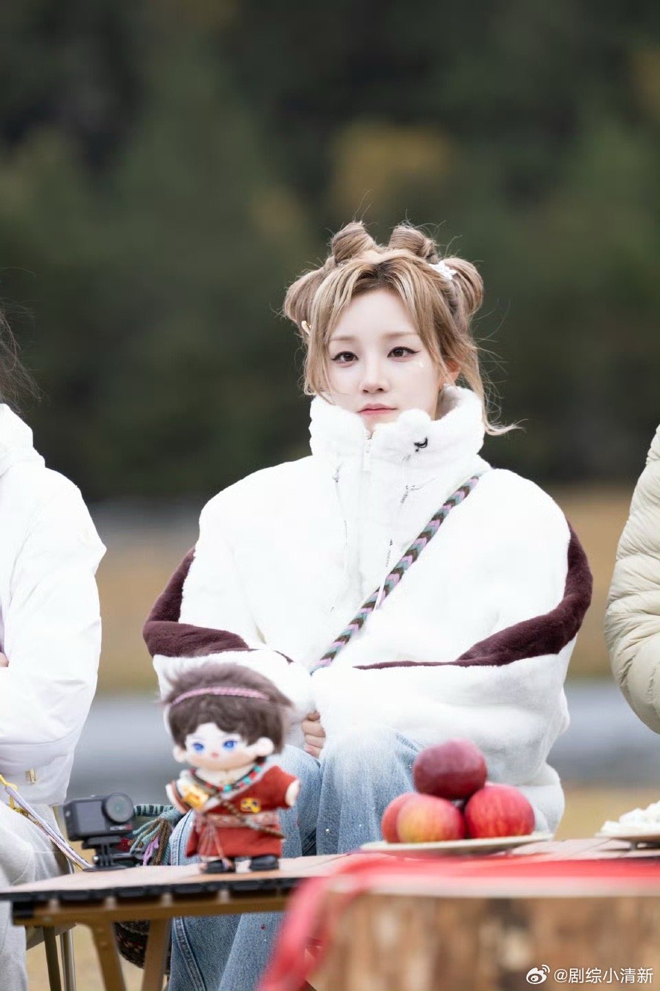 宋雨琦给汪苏泷送了鲜花一束鲜花连接着两位音乐人的真挚情谊，宋雨琦的手写祝福太戳