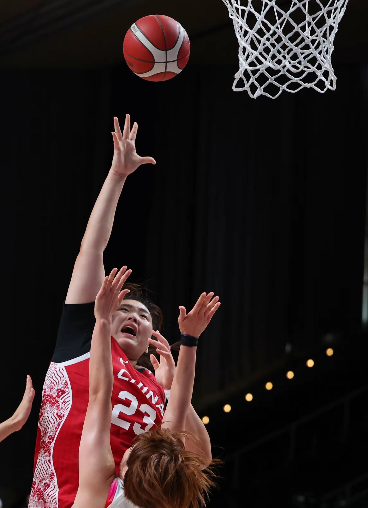 刘禹彤开创了本赛季两项个人首秀昨晚，上海女篮面对以速度见长、善于打防守反击的