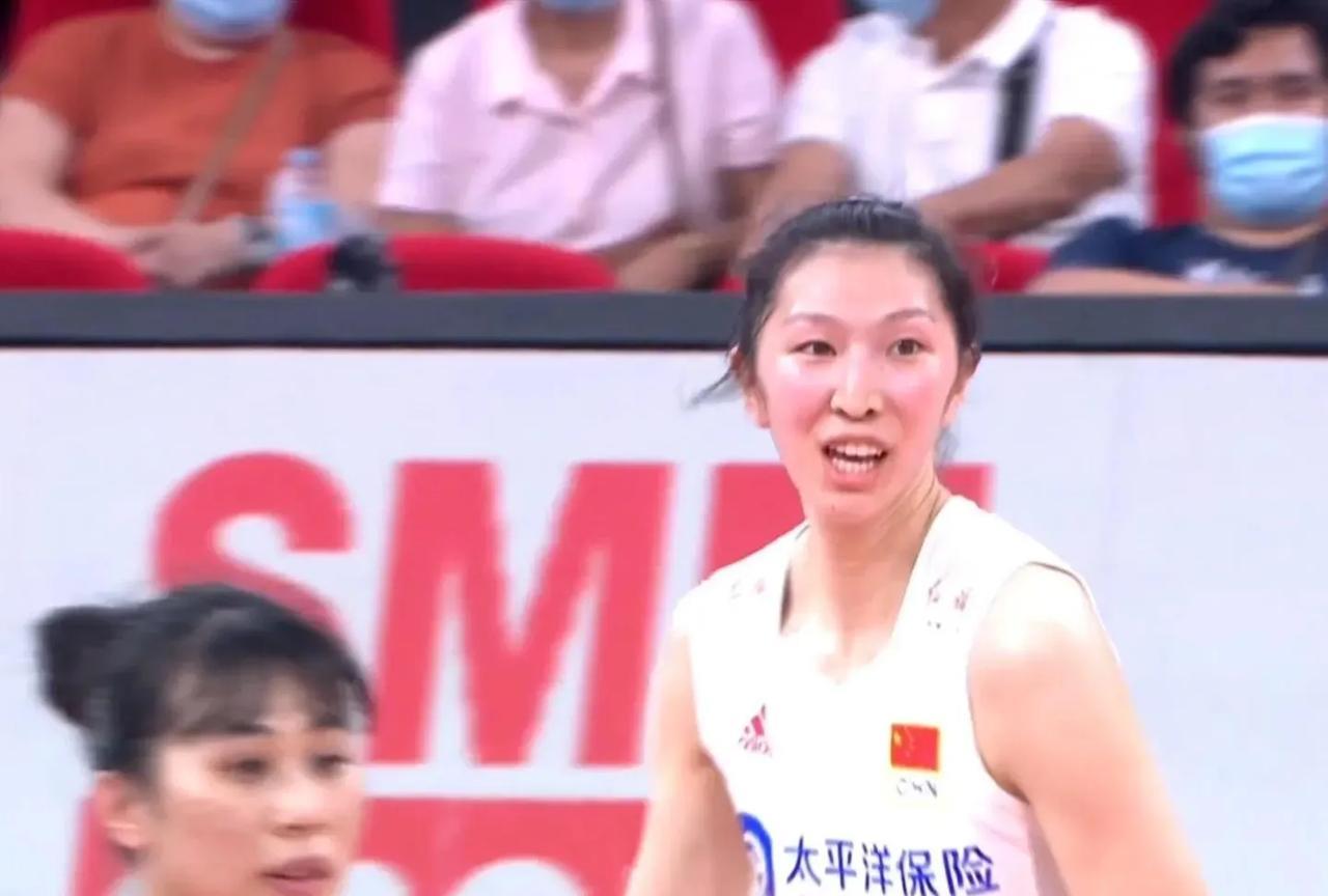 果然，今晚中国女排对阵意大利女排，吴梦洁不能出战，董禹含代替出征。可惜的是，董禹