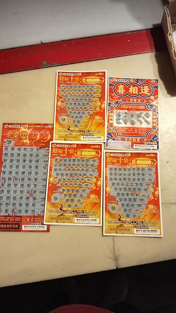 看见前几天这个摊位刮刮乐中100万大奖了晚上我跟儿子散步溜达到这里我看着他胖