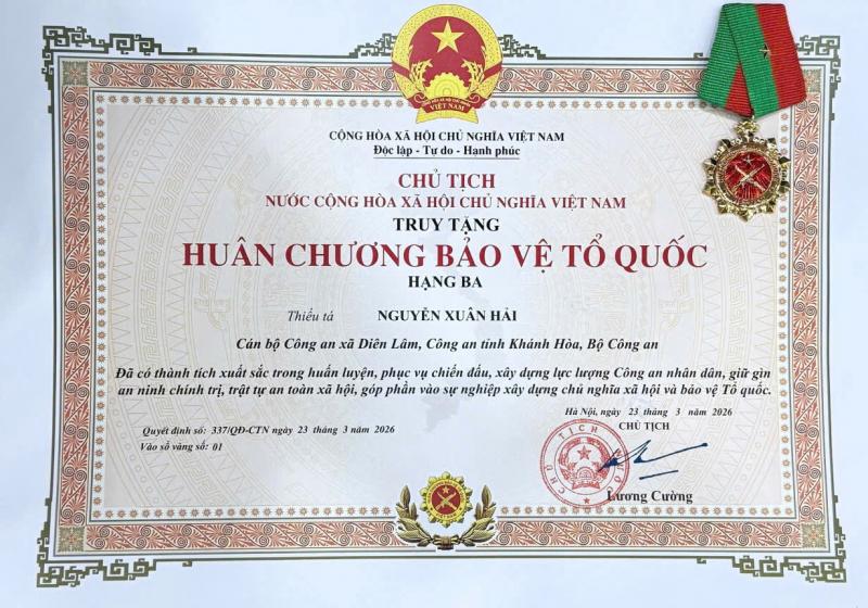 越南因为制止非法采砂而牺牲的阮春海少校三级祖国保卫奖章越南庆和省警察局举行追授