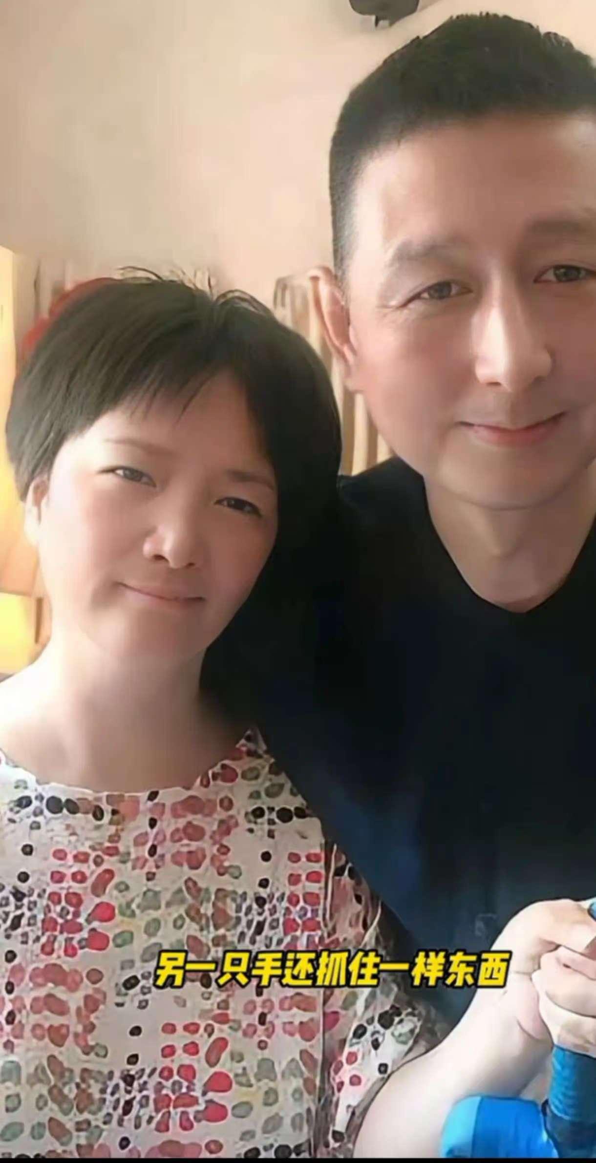 这种人不厚道！何晴生前病照曝光，朋友王强公开和何晴合影，刚做完脑瘤手术不久的