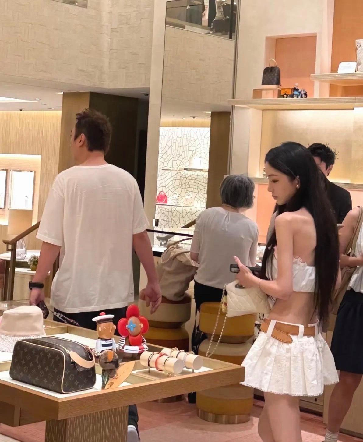 王思聪这辈子真值了！东京表参道的奢侈品店里，王思聪穿着一件简单的白T恤，身边