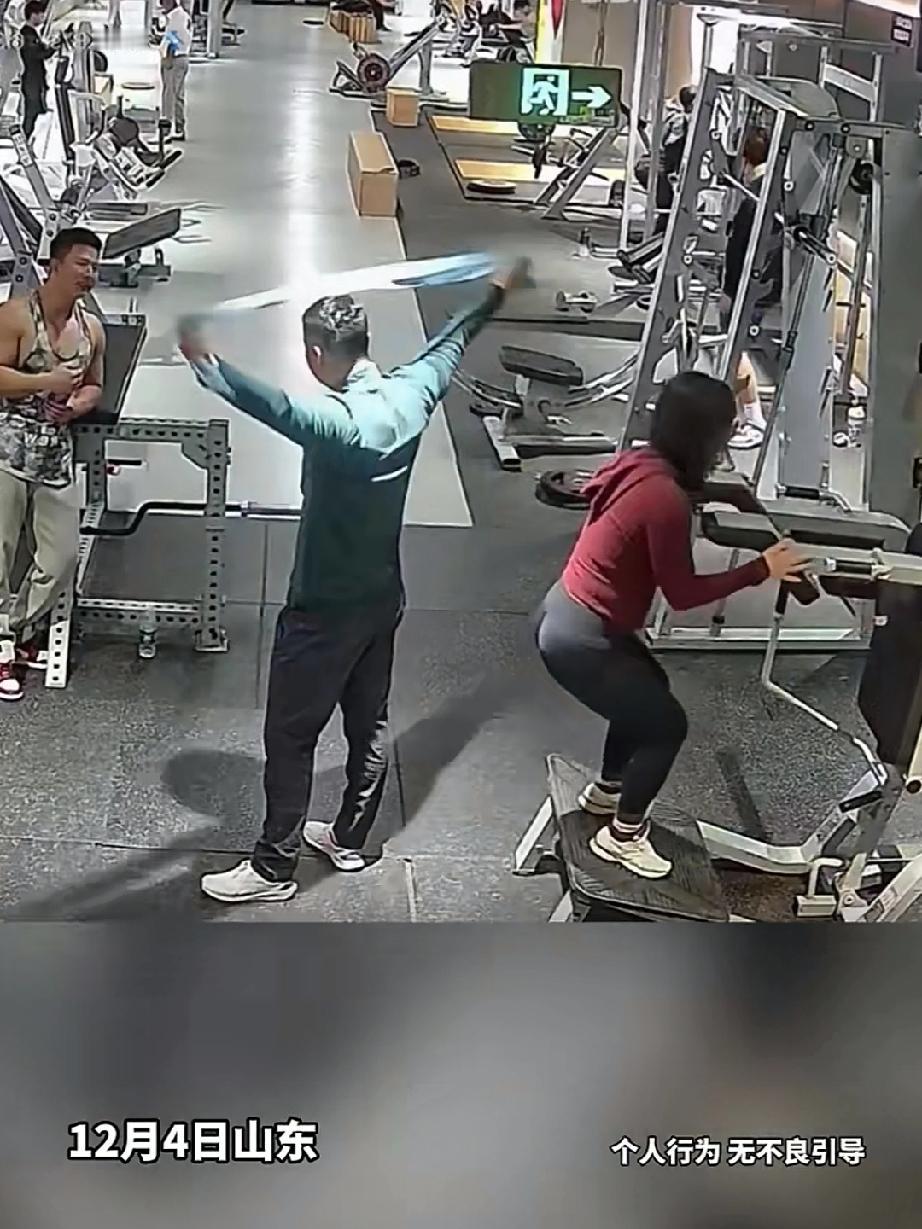 太危险了！女子正在健身，突然被身后的男子，“拐走”类似绳子先缠住了女子的腰部