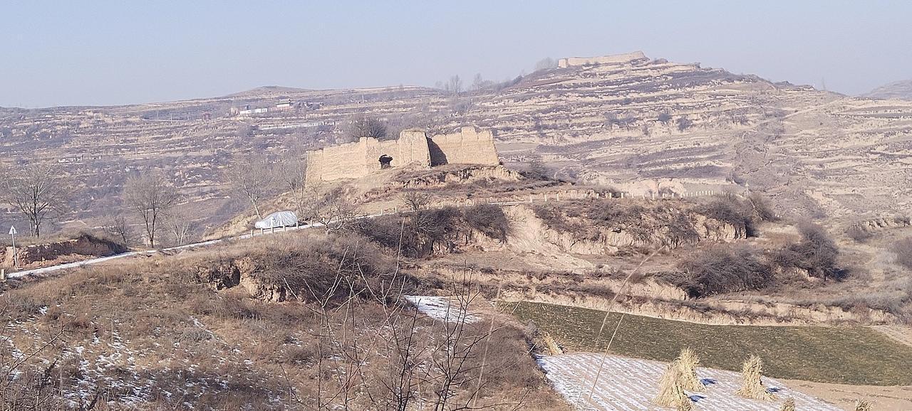 在甘肃省的天水陇南，定西等地，山上随处都有这种用土夯的类似城墙的方形堡子，当地人