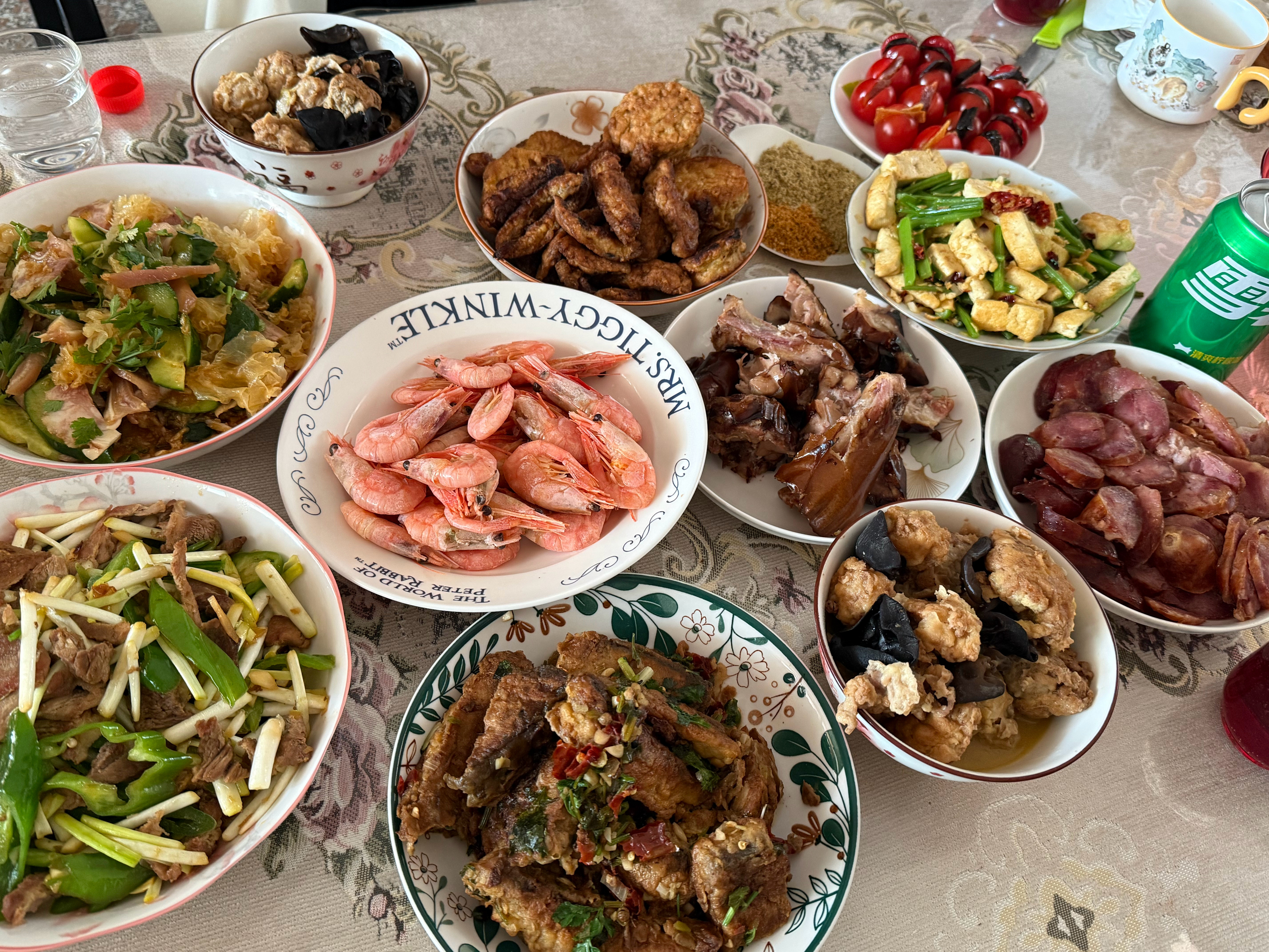 我妈养我vs我养我自己，自己在家根本不会想着做饭，要不吃快餐，要不买点速冻食品。