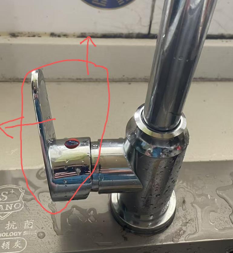 这个水龙头设计的人可能没有进过厨房！前几天买了一个款还算有名品牌的水龙头，价格也