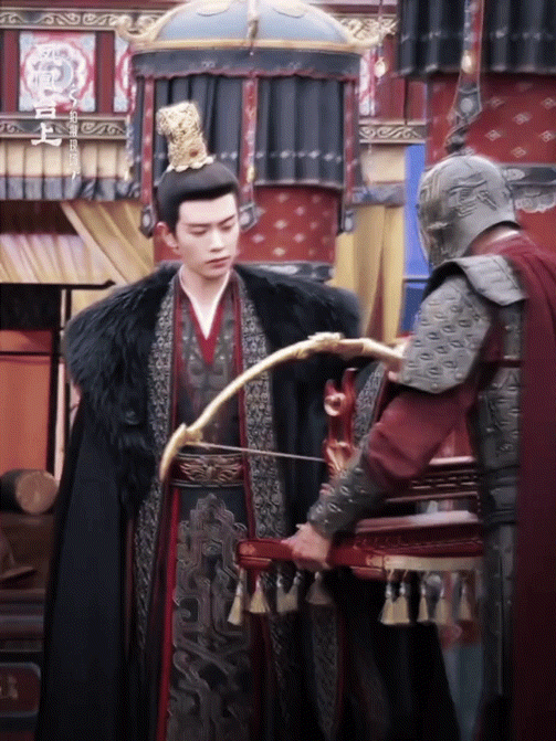 他能在不经意的瞬间，让角色的复杂性和情感深度展现得淋漓尽致。任嘉伦的演技就像是一