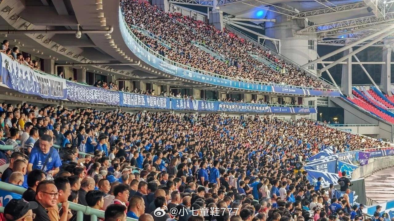 武汉三镇主场人数连续两轮突破3万中超联赛第26轮的现场观众人数，大连英博主场62388人居首，武汉三