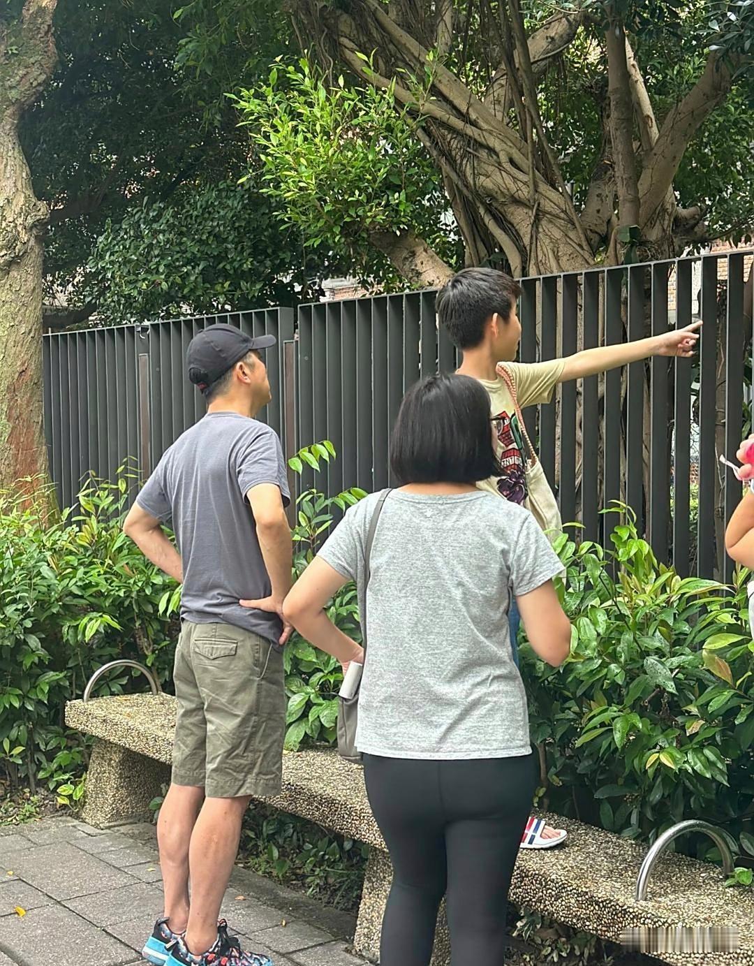 庾‍澄庆﻿带‍着二婚老婆张嘉欣和7岁儿子出门被拍，他本人真心⁠⁠保‏养得‎‏好，