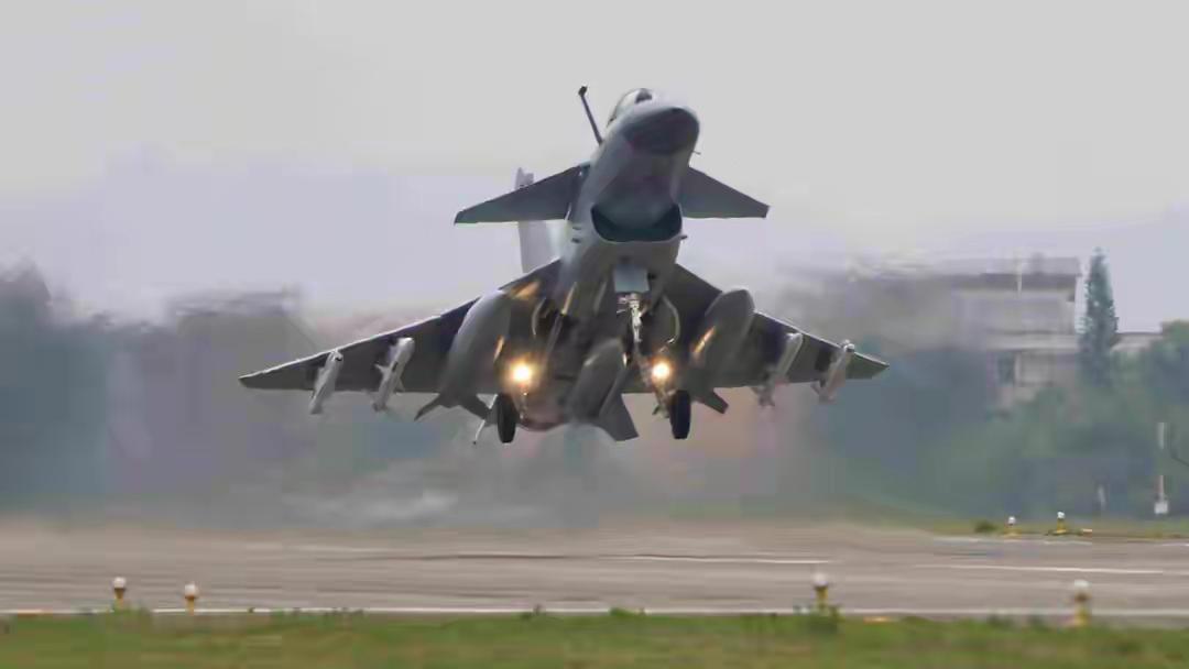 解放军夜训亮剑，台军慌神赖家避祸，统一大势不可逆2026年初，国防部公开的