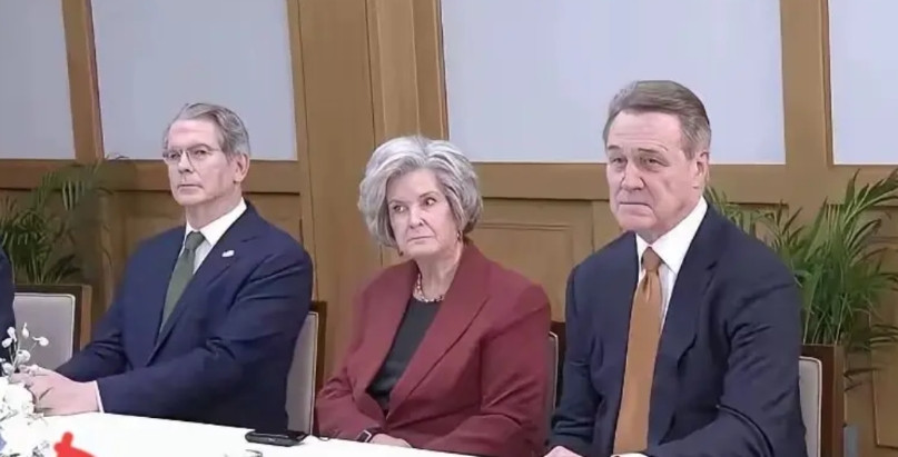 美方三个官员的表情，完美诠释了美国的三个阶段。不屑一顾。看左侧的财政部长贝森特