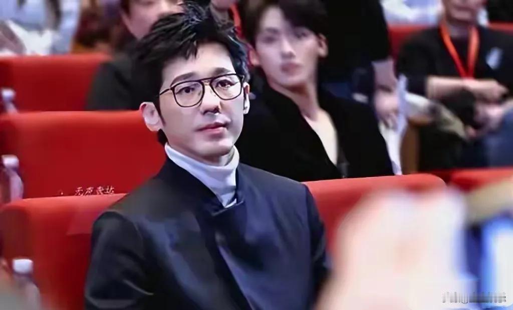 白宇，出生在一个优渥的家庭，母亲是知名演员，父亲坐拥上亿家产。然而，他并未选择安