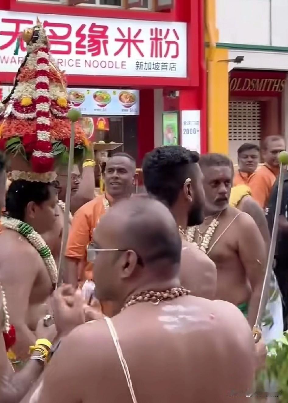 有人说，因为新加坡总统是印度裔，所以印度的游客在新加坡乱扔垃圾等行为不会受到处罚