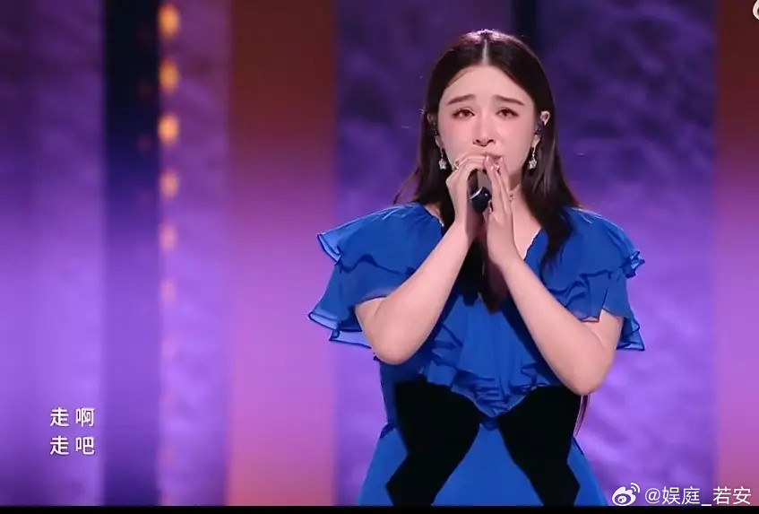 昨晚在“乘风”的初舞台上，阚清子将自己“撕开”给大家看。没有多余的语言，只是在唱