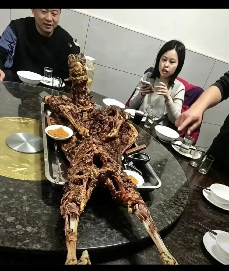 缅北这三个字，现在一出现就让人心里一紧偏偏有人晒出一张烤全羊的图，还说那是当地