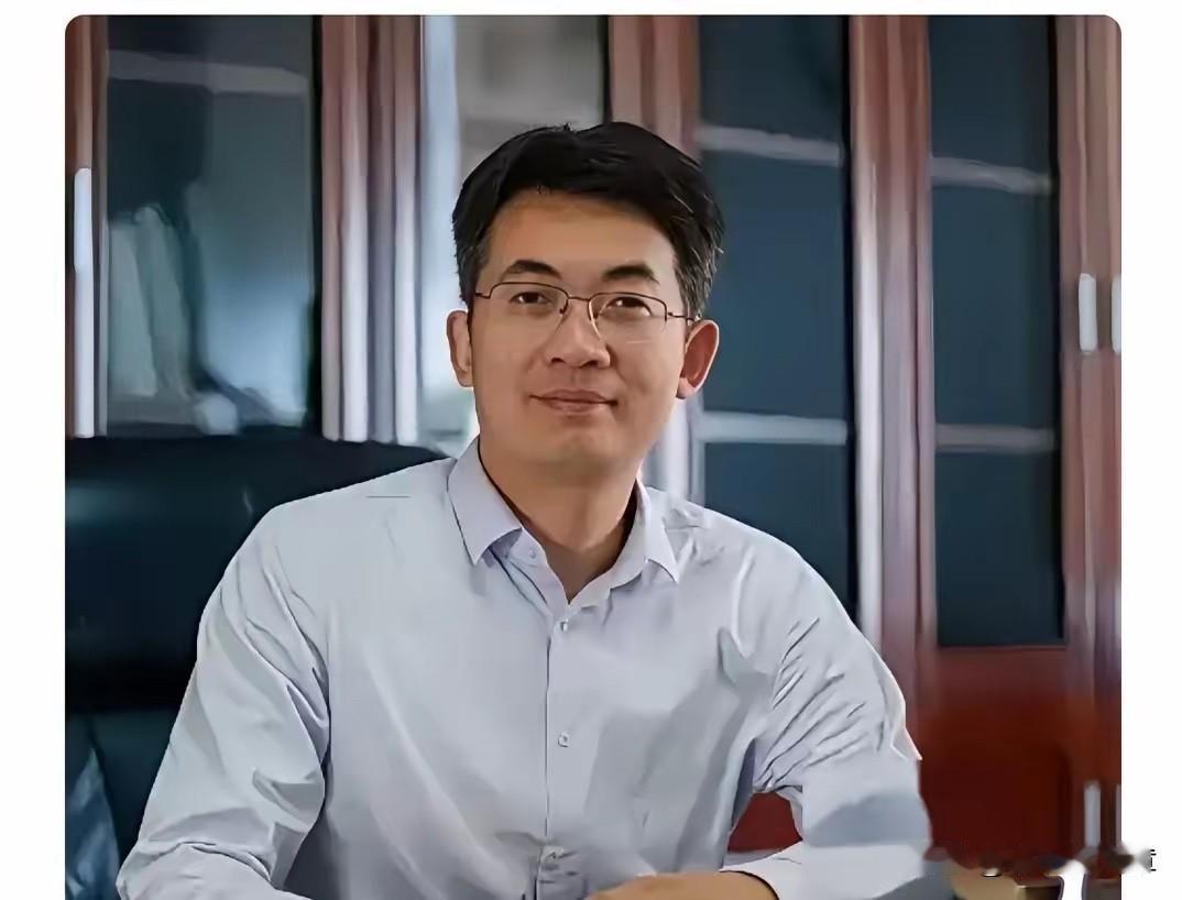 付磊去安大当副校长这事，我第一反应是：这人胆子真大。从武大的人事部部长、人才