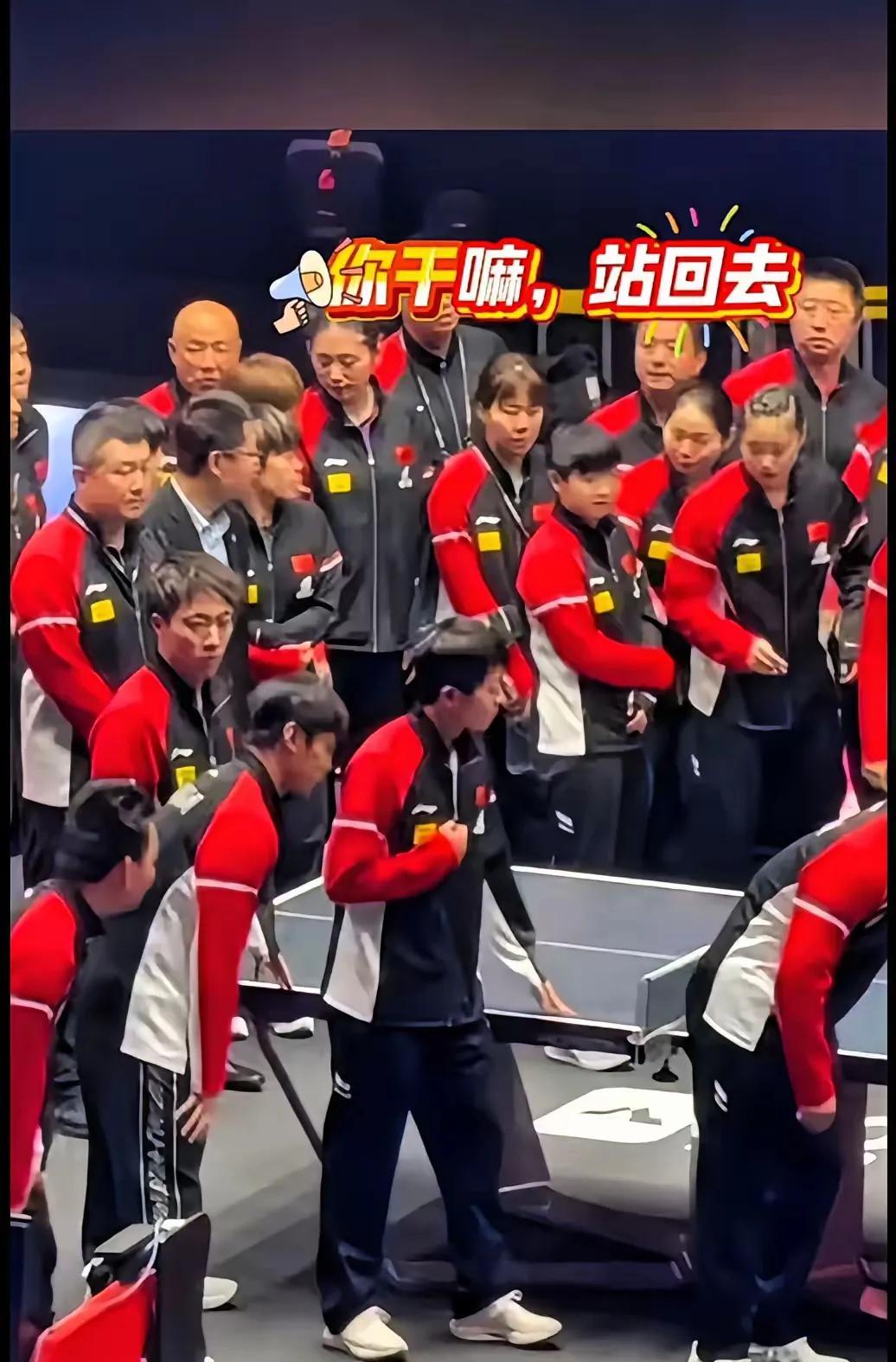 国乒拍大合影的时候，前排得有人补位站好。孙颖莎刚抬脚要往前去，佳佳眼疾手快一把把