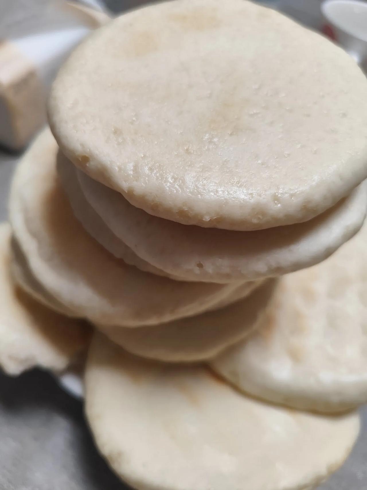 一大早在外地竟然碰到二十多年没见的老同事，当年一起大学毕业进的那家知名企业，他现