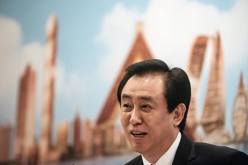 恒大欠下万亿债务的原因是什么?恒大欠下万亿债务并非偶然。从企业自身看，一是高负