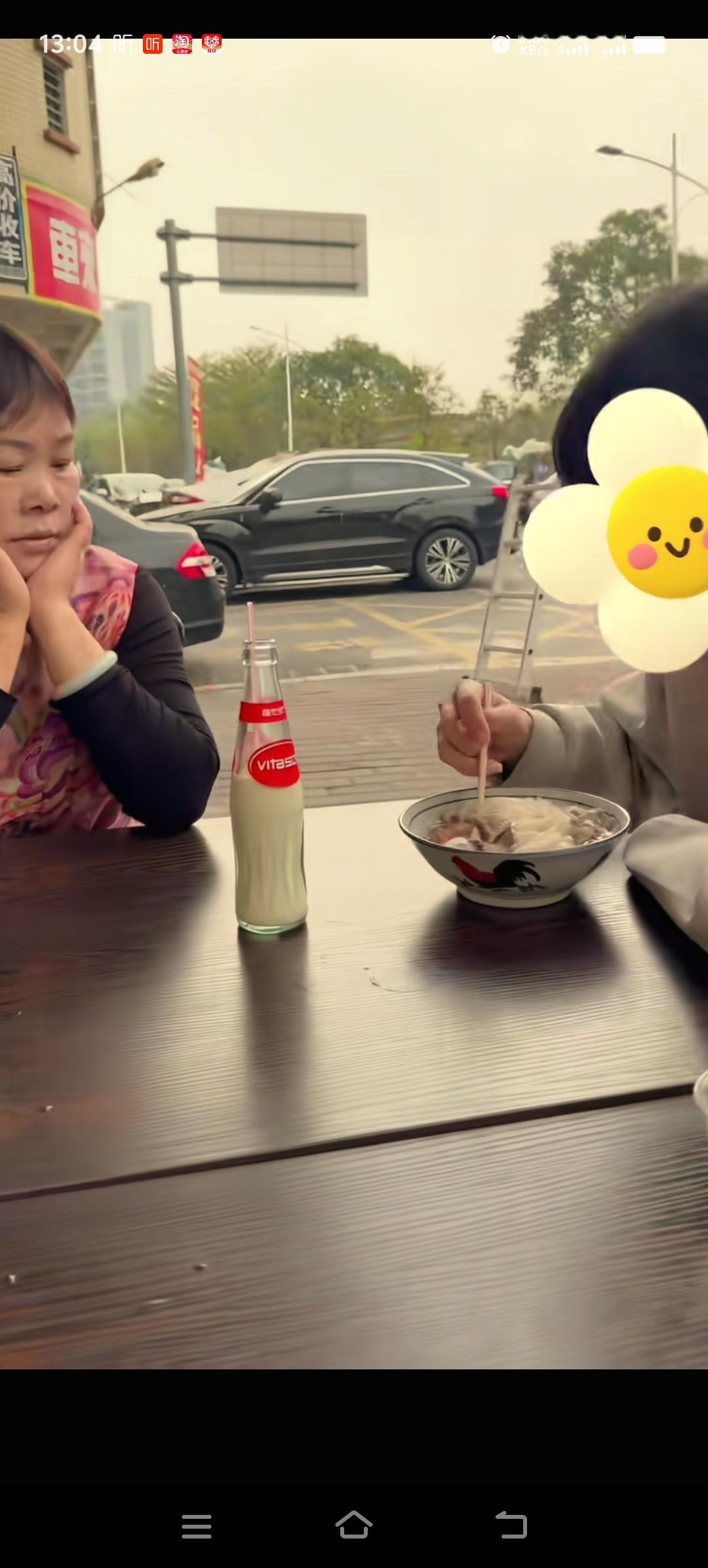 叶锐聪妈妈昨天去机场接回了她的好大儿，今天一大早带着儿子去吃肠粉，逢人就说她的儿