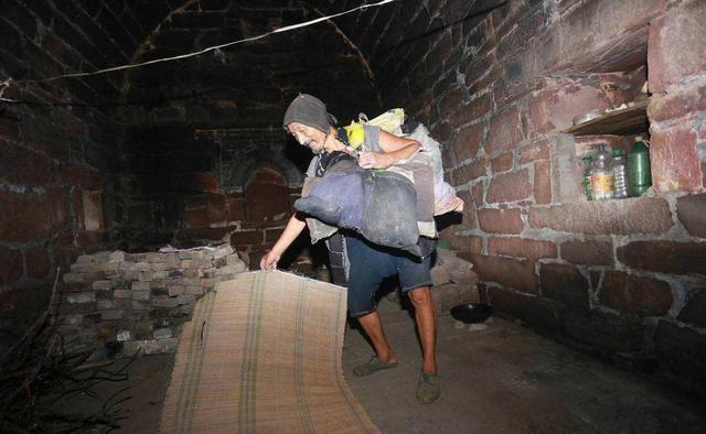 70岁清代状元后人：独居深山，守着破旧状元府，没水没电乞讨为生衣衫褴褛，却洁