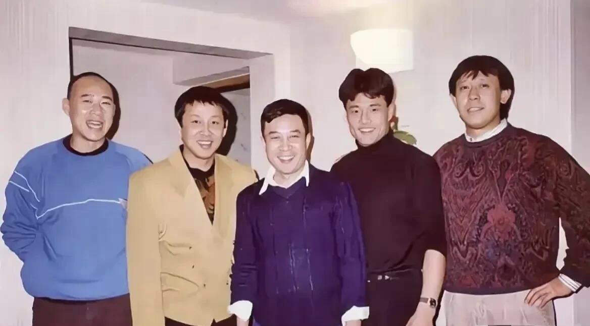 中间穿紫色毛衣的男演员，身材最矮小，颜值也一般般，没有他们几个看得帅气，但他是几
