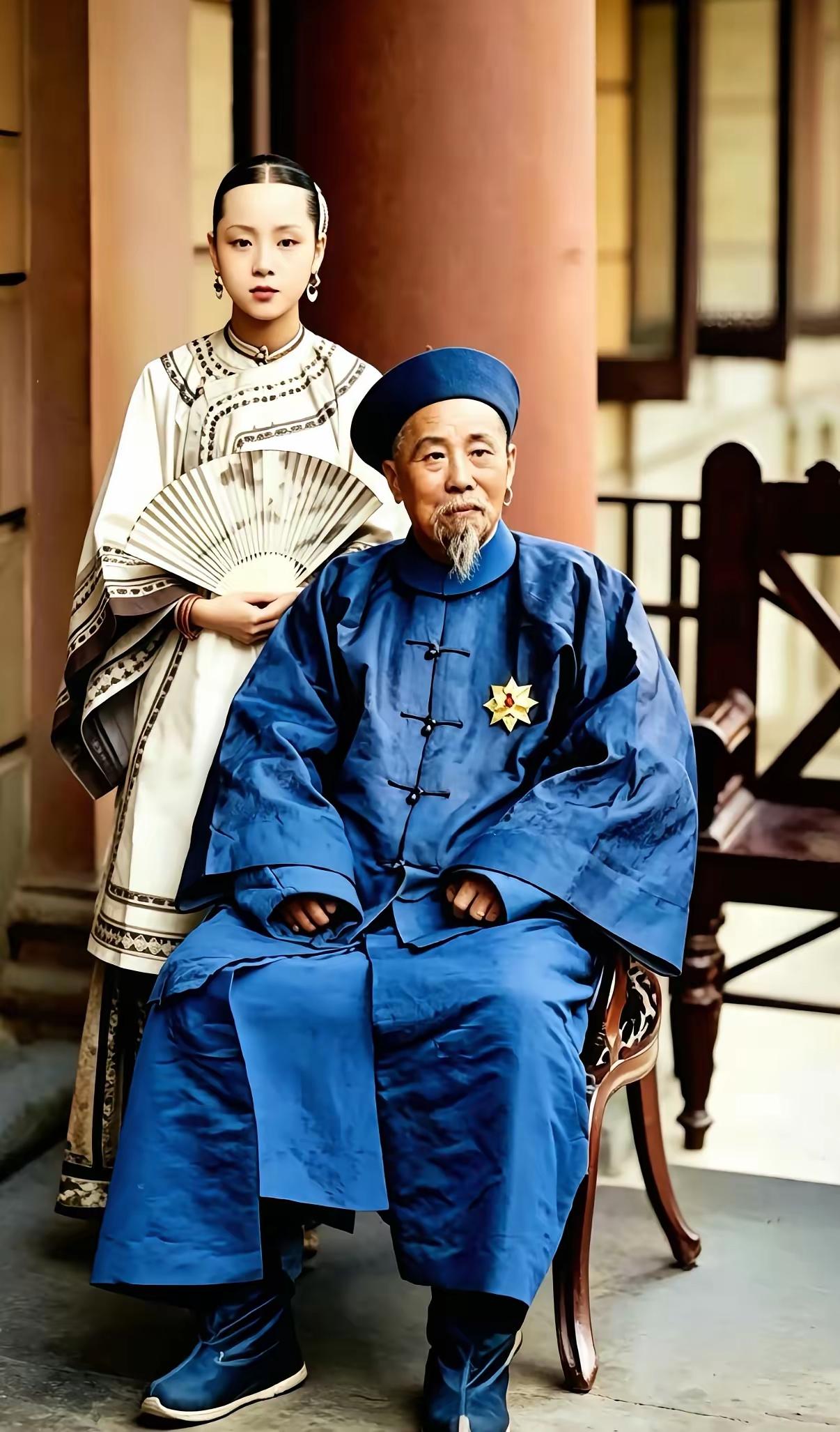 这是晚清重臣李鸿章和他的侍妾冬梅的复原合影。李鸿章端坐椅上，侍妾冬梅手持折扇，
