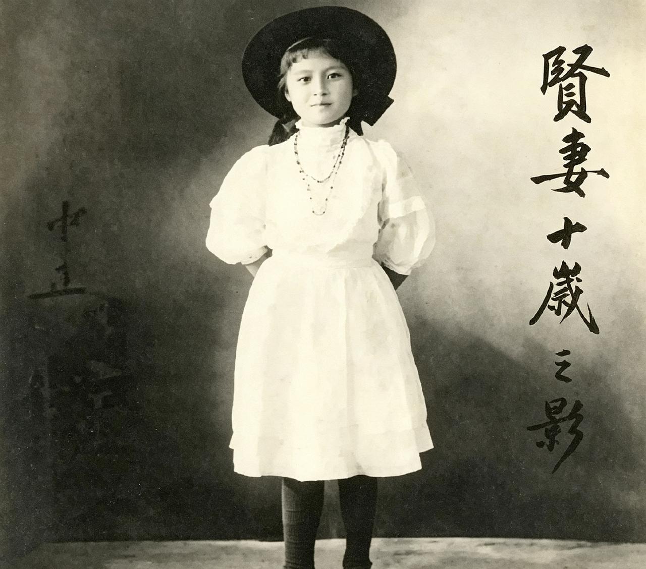 这张百年老照片特别有故事。1907年，十岁的宋美龄在上海家中留影，拍完这张相片没