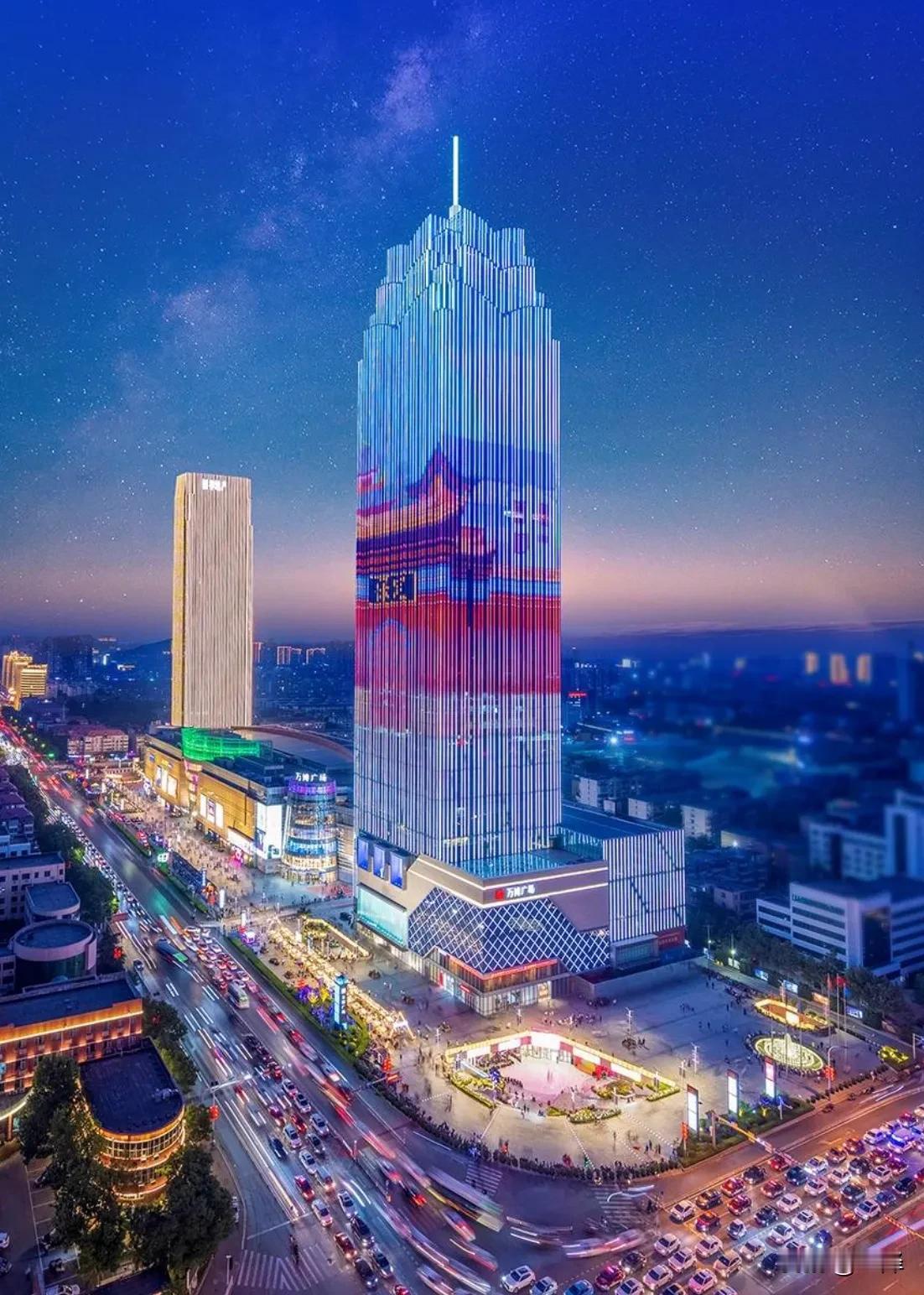 万博广场主楼高258米，是河北省第一高楼，也是保定市的地标性建筑。它位于竞秀区朝