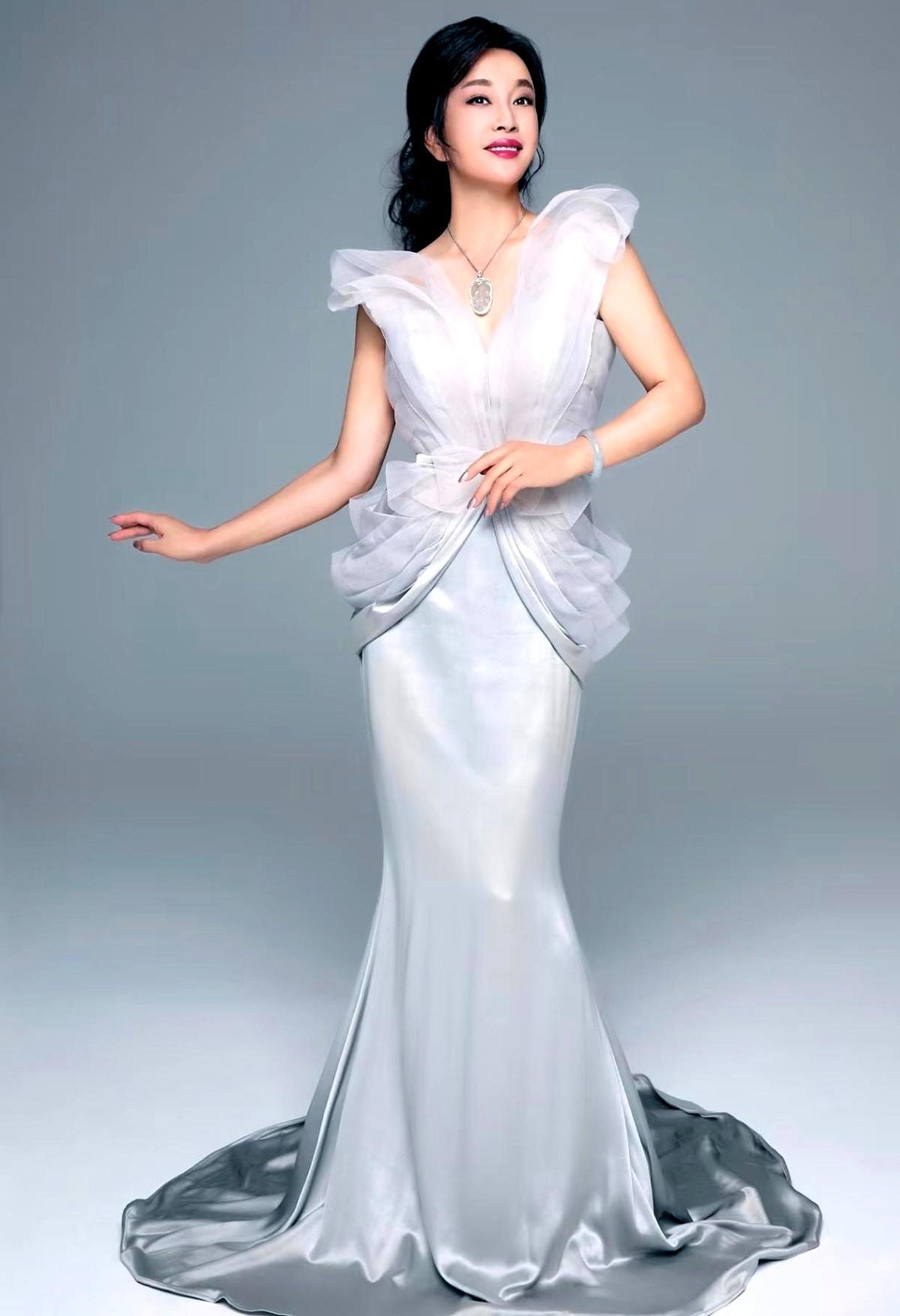 75岁的刘晓庆录节目摔了，这事儿一下就传开了。她在贵州一个溶洞里滑倒，周围人