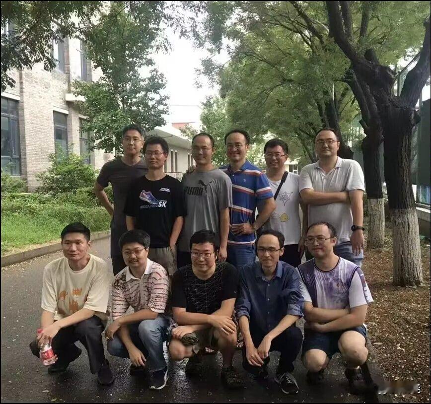 北大数学院的“黄金一代”（2000年级前后）前排左起，刘一峰（浙江大学教授）朱