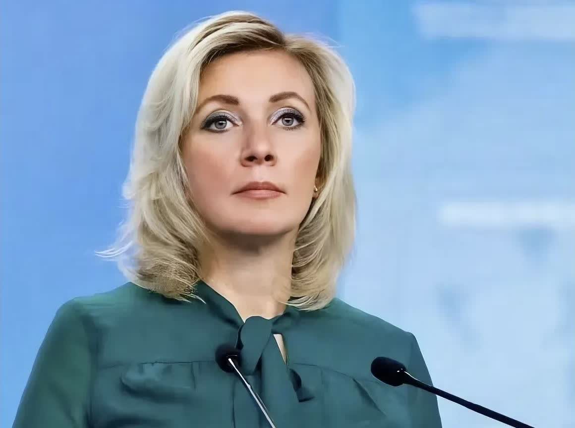 美国刚把“堤丰”导弹，部署到日本九州。俄罗斯，就在记者会上，把“S-400加红旗
