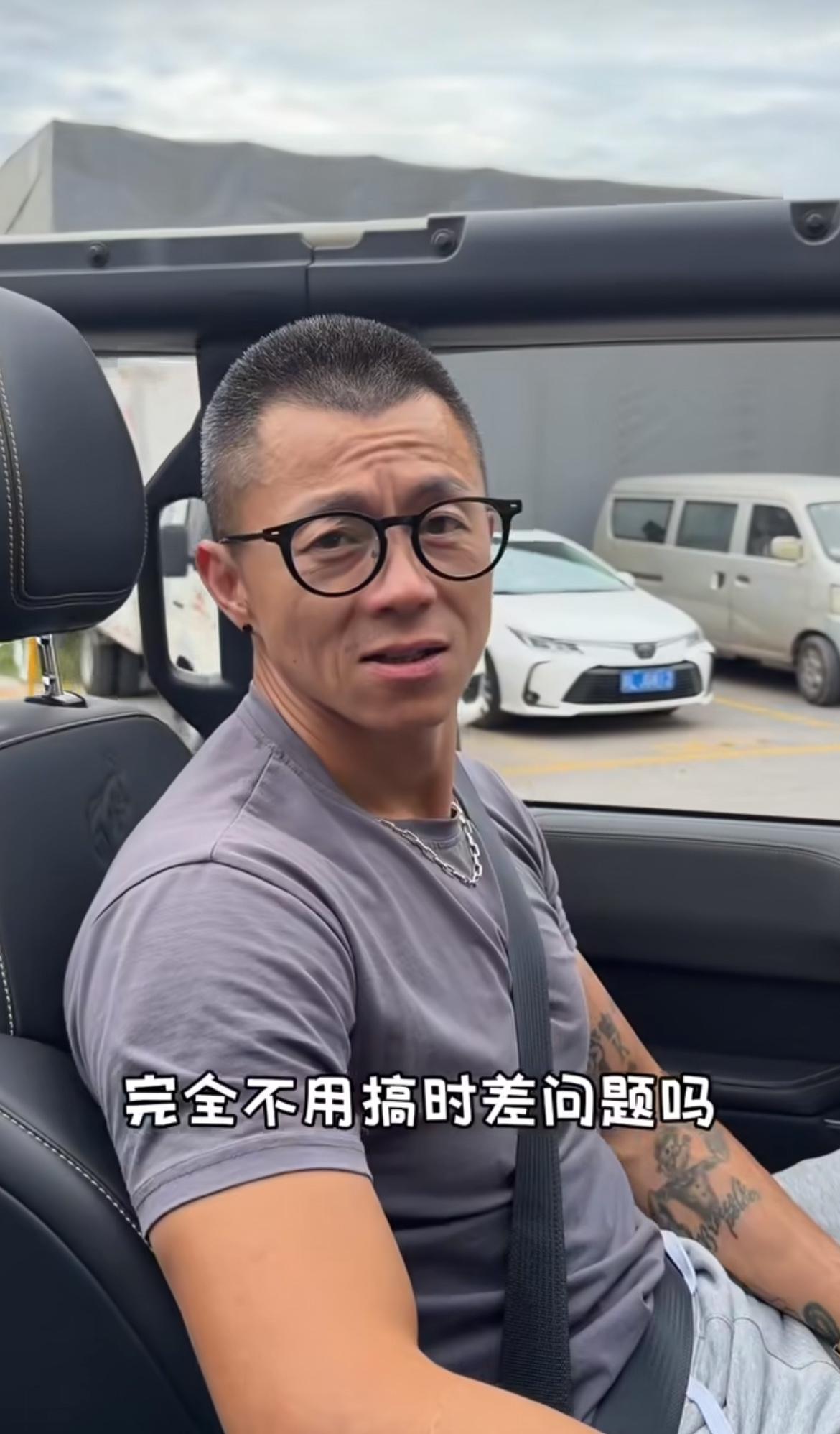 陈震用实际行动告诉我们，即使是刚刚结束十几个小时的越洋飞行，落地依旧可以满血健身