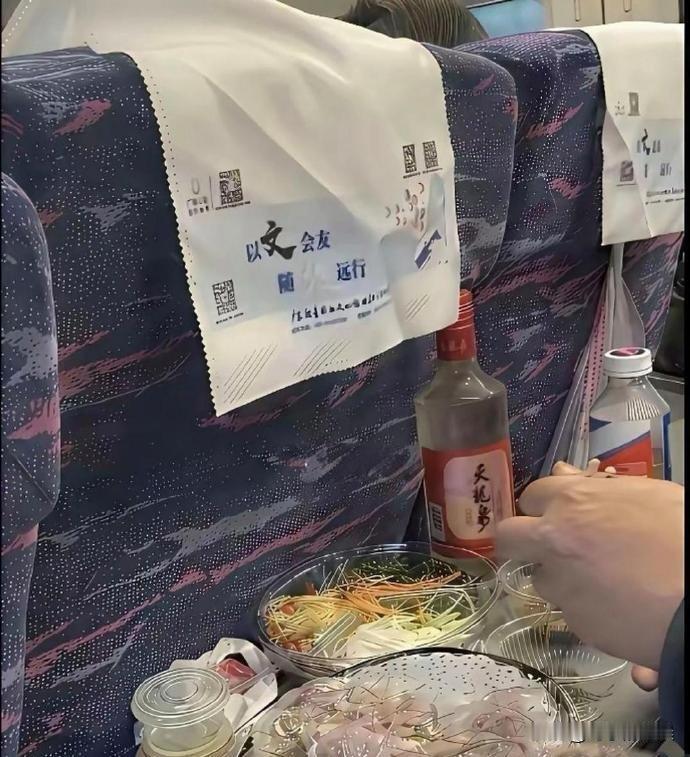 高铁上吃鱼生，喝点小酒……