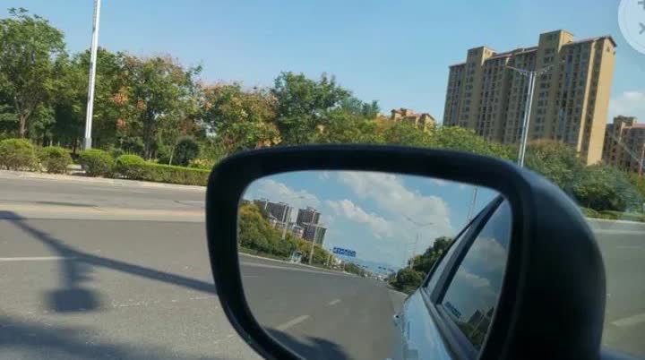 新手女司机，错把油门当刹车踩，我考了驾照很多年没开车。今天去练车，差点撞上路，幸