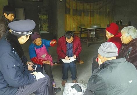 1958年夏天，四川巴中村民李中华突然离家，从此消失的无影无踪，去田里干活的妻子