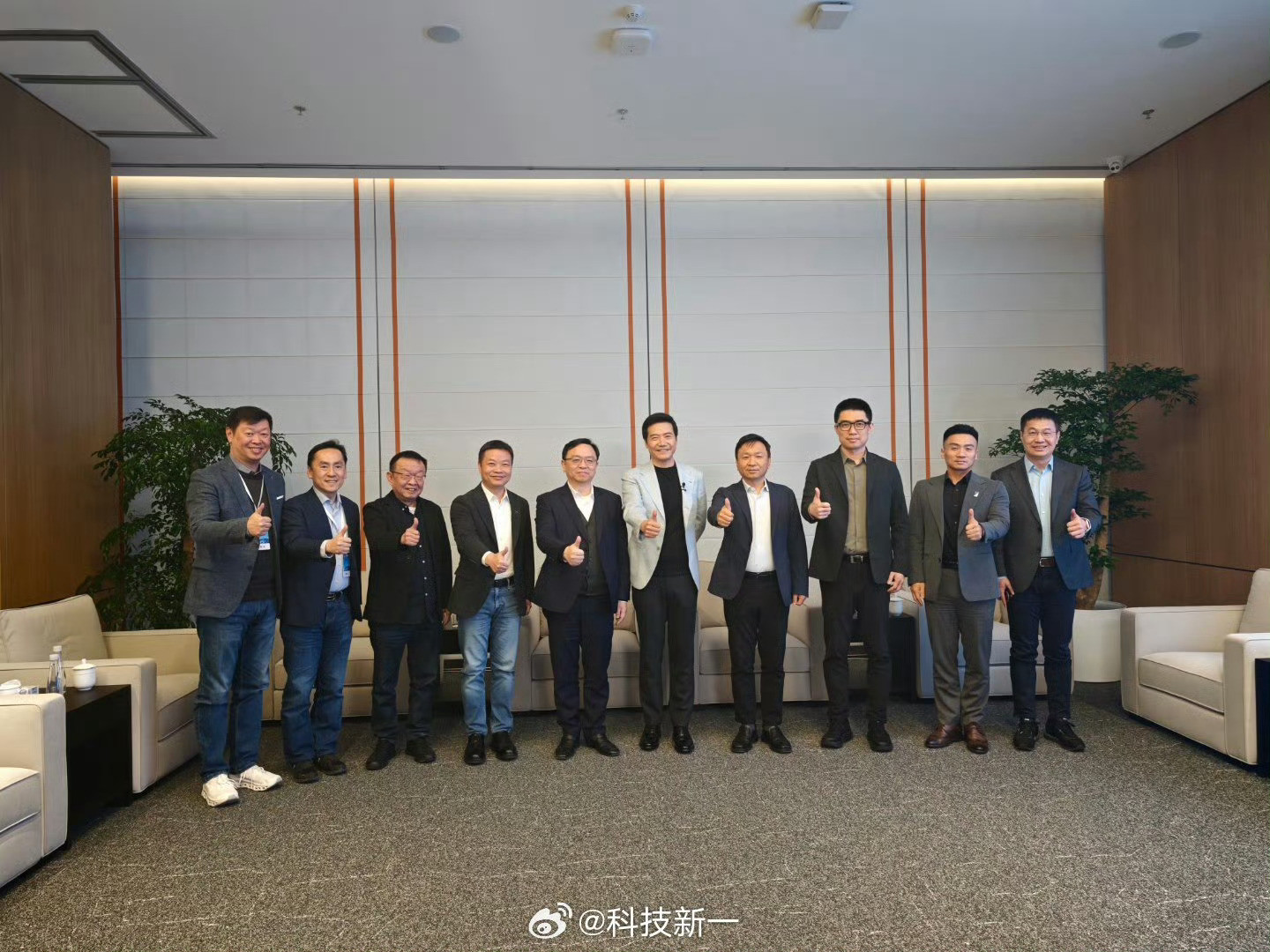 小米发布会，请来了比亚迪汽车王传福、小鹏汽车何小鹏、理想汽车李想等同行参加，可见