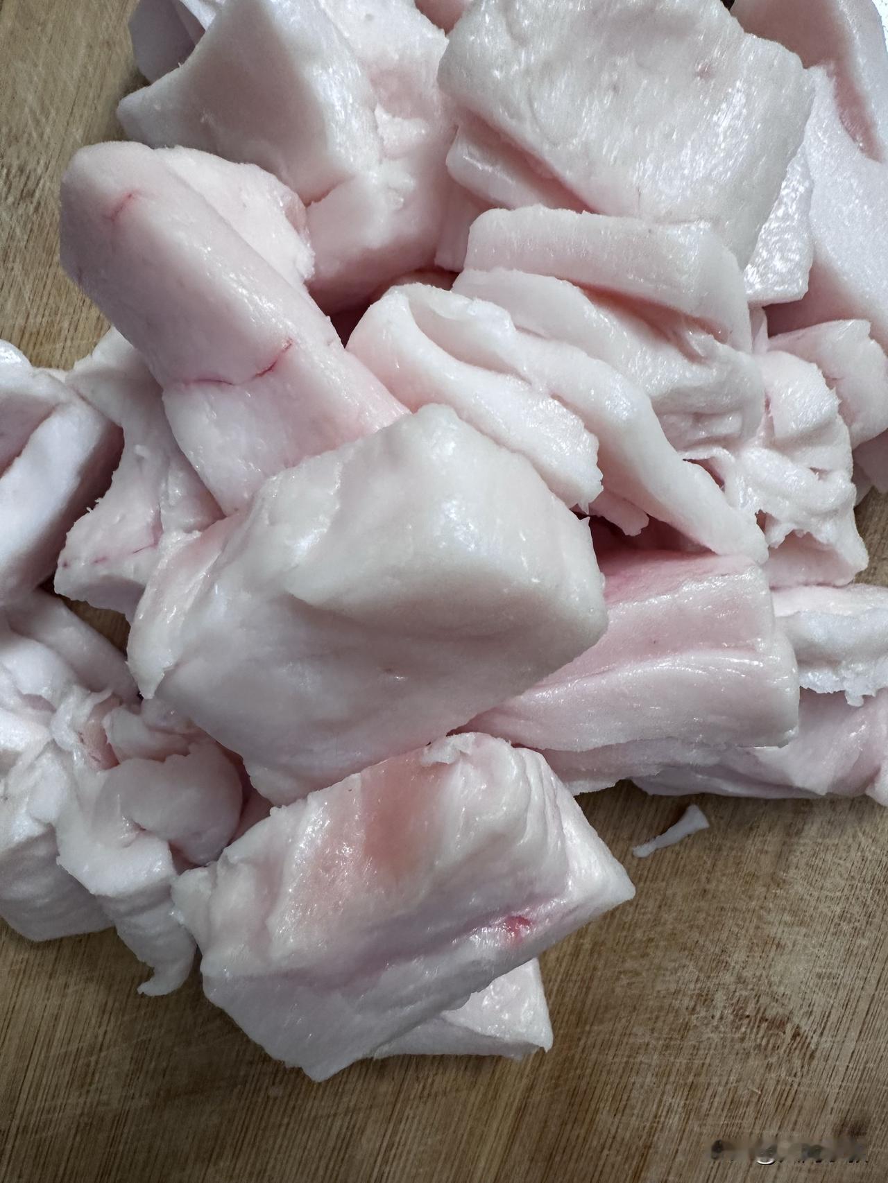 买菜时心血来潮买了一斤猪膘，想炼点猪油给孩子炒菜吃。我自己不吃这个，感觉孩子