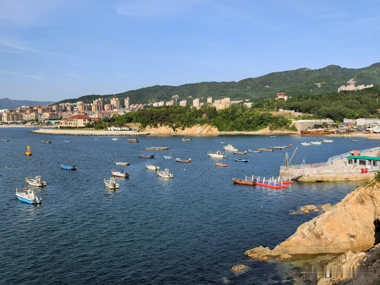 实拍威海江古咀风光。威海环翠区孙家疃境内，合庆湾北岸岬角，本名刚鼓咀，方言谐音成