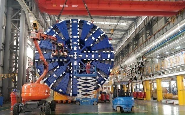 当年那台德国盾构机，修要100万，不修又怕出事，结果中国工程师拆开一看——根本不