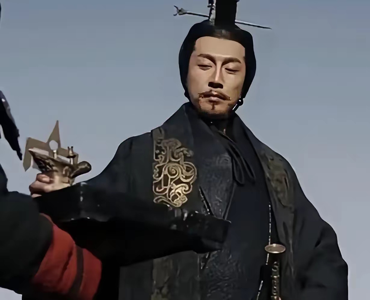 秦始皇活着时，刘邦47岁还在混街道，项羽连剑都拿不稳！两人只差3岁，却被压得死死的。可祖龙一死，刘邦