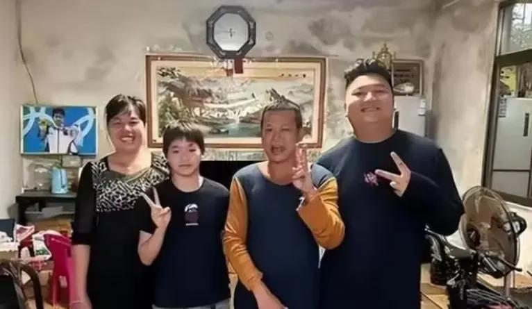 全红婵家建房可真是一波三折。5月份开始动工，先是建造初期因围观群众多停工，后又因