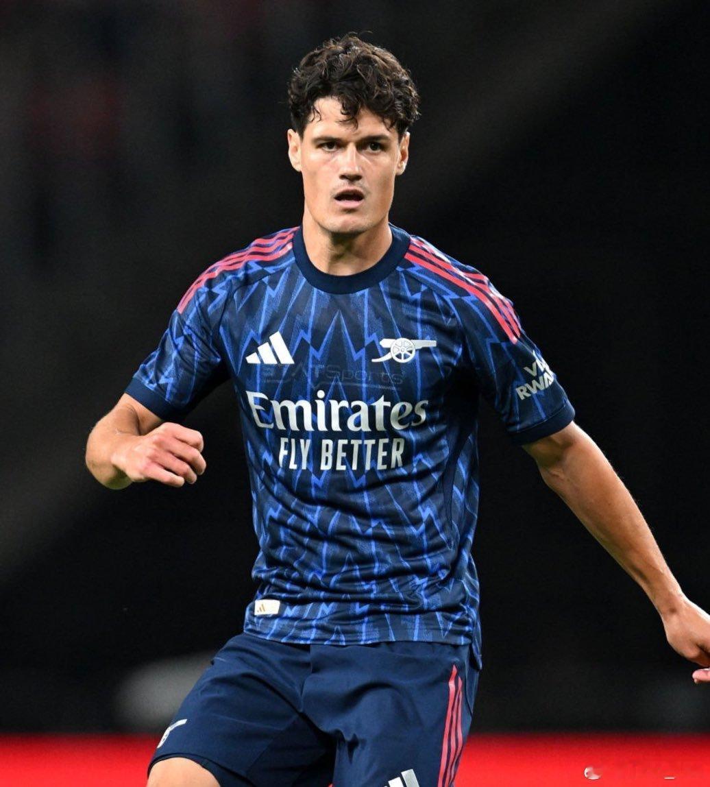 这场被绝杀虽有偶然性，但和被桑德兰绝平那场一样，最后长时间的中场失势导致防线压力