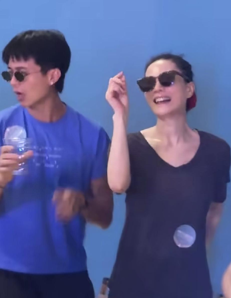 窦靖童在阿那亚唱两天了，我都没有看到窦靖童的影子，倒是网友都把王菲给录下来了。