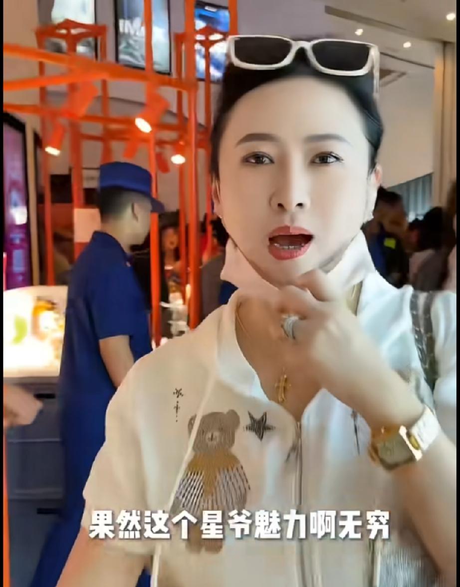 翁虹去看【功夫女足】，最喜欢他的【霹雳先锋】翁虹说自己出差半个月，终于有时间