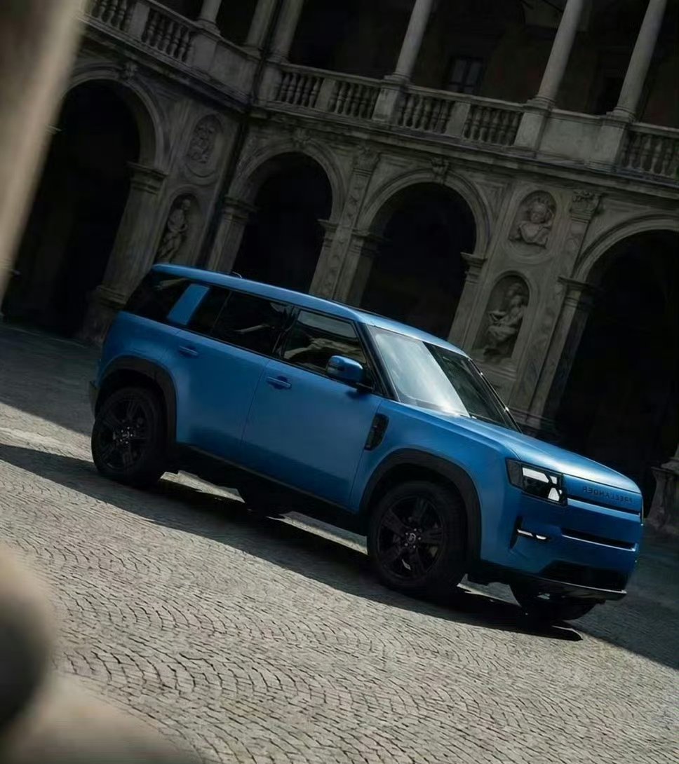 看了前线朋友发我的图，这渲染图车尾不像真车哦～真车保留了过去的一个倾斜的造型，我